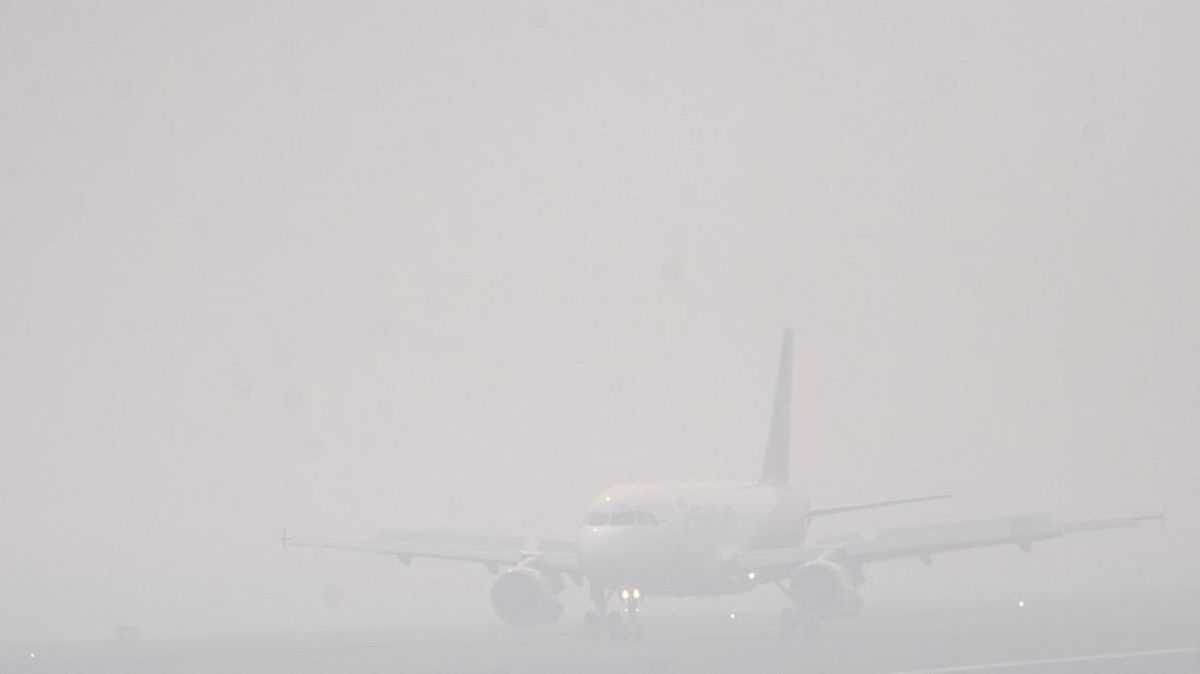 kabut-asap-karhutla-ganggu-penerbangan-di-bandara-palembang-1789622375071_169.jpeg