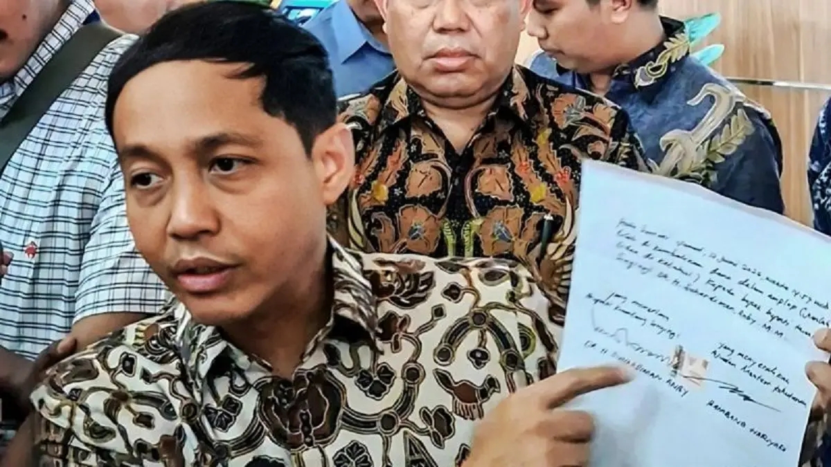 menhut-raja-juli-antoni-menunjukkan-tanda-terima-dan-notulensi-pengembalian-amplop-putih-bupati-kuansing-suhardiman-amby-jumat-372026-antara-B0gDd.webp