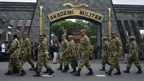 momen-kedatangan-kepala-daerah-peserta-retret-di-magelang-1740147190231_169.jpeg