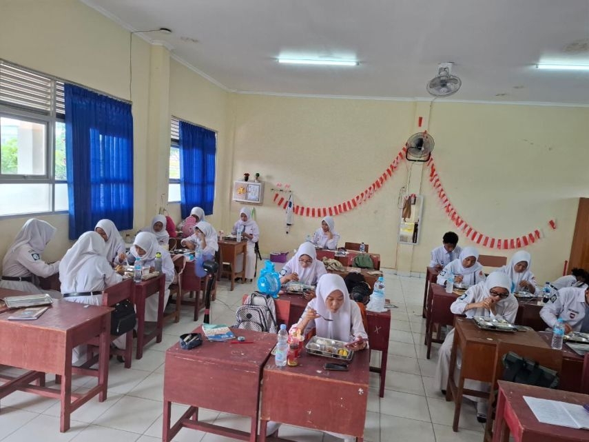 potret-pelajar-sma-di-samarinda-tengah-menikmati-makan-bergizi-gratis-mbg-istimewa-68c64481b5953.jpeg