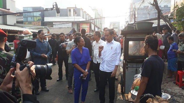 Kunjungan Jokowi ke Pasar Jatinegara: Interaksi Hangat dengan Pedagang dan Pembagian Amplop