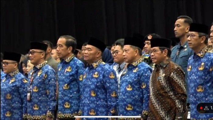 Presiden Jokowi Hadiri Rakernas Korpri 2023 dalam Seragam Batik Biru
