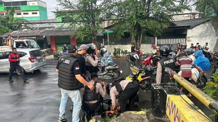pria-bersajam-yang-meresahkan-warga-di-jalan-daan-mogot-jakbar-diamankan-polisi_169.jpeg