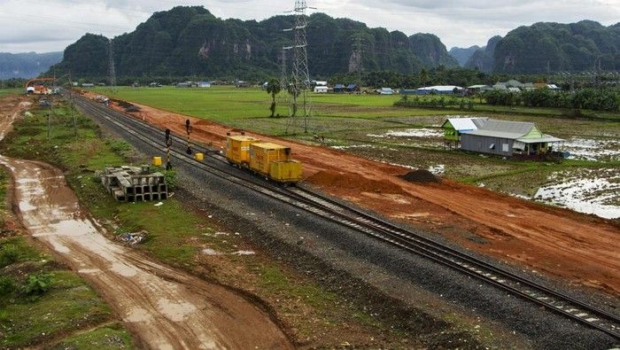 proyek-rel-kereta-api-makassar-pare-pare-1_169.jpeg
