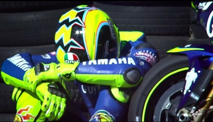 valentino-rossi-saat-menang-bersama-yamaha-tahun-2004.png