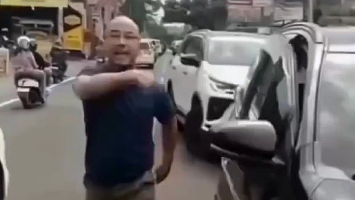 viral-seorang-polisi-yang-sedang-mengawal-anak-menuju-rumah-sakit-mendapat-pengadangan-1751999613100_169.png